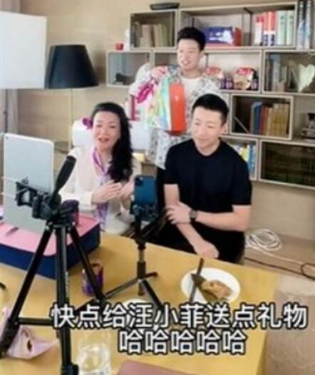 汪小菲离婚后去张兰直播间卖辣酱 喊话网友刷礼物